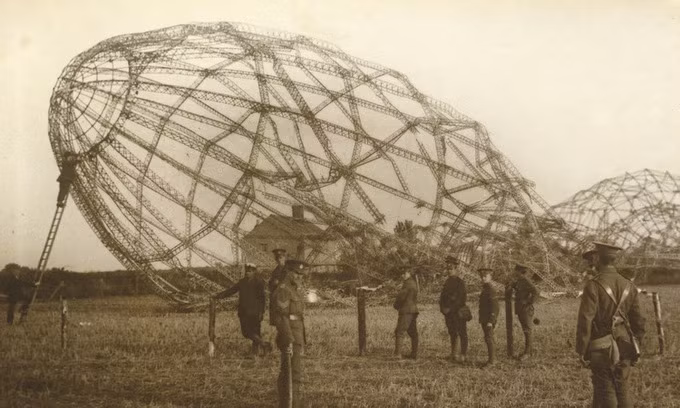 Mỗi khí cầu có chiều dài hơn 100m, có thể di chuyển với tốc độ tối đa 145 km/h, mang được khoảng 2 tấn bom và có thể đạt tới độ cao gần 5.000m. Trong ảnh là xác khí cầu bị quân Anh bắn hạ năm 1916.