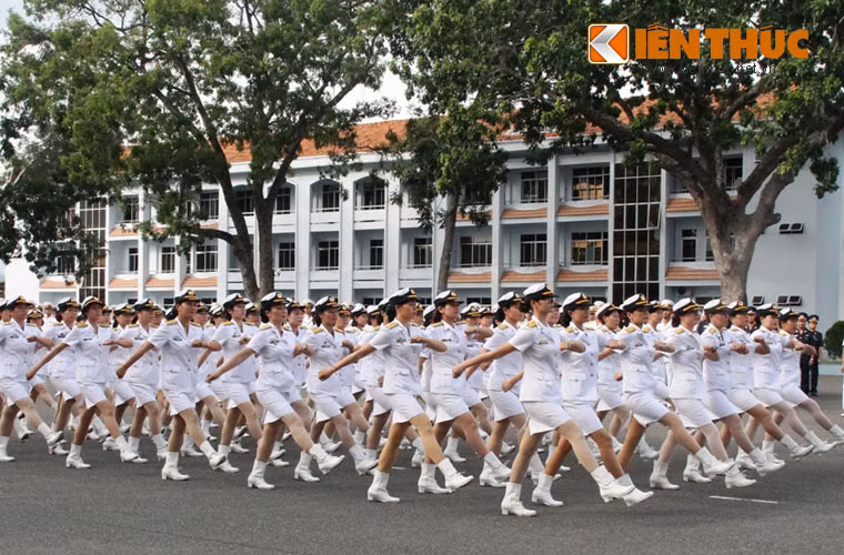 Khối nữ sĩ quan.