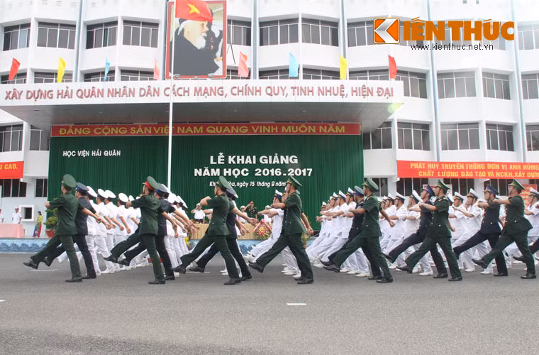 Những bước chân mạnh mẽ của người cán bộ, chiến sĩ hải quân.