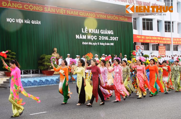 Khối công nhân viên.