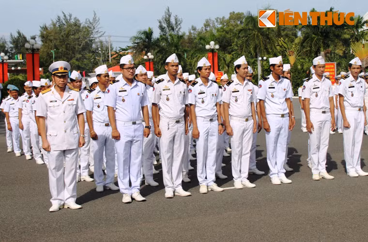 Đặc biệt phấn đấu có 100 % học viên cấp phân đội khi ra trường được đứng trong hàng ngũ của Đảng cộng sản Việt Nam. Ảnh: Khối học viên Hải quân Campuchia đào tạo tại trường.