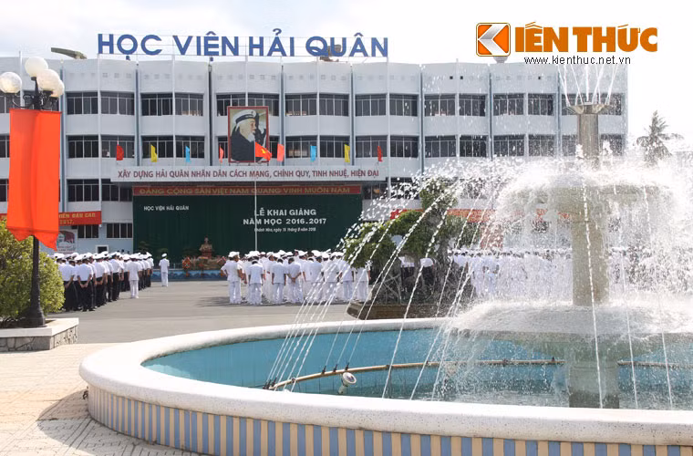 Lễ khai giảng năm học mới của Học viện Hải quân Việt Nam diễn ra trong không khí trang nghiêm, long trọng, nhưng cũng không kém phần hoành tráng.