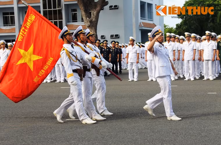Sau phần lễ, cán bộ, sĩ quan, học viên đã tham gia duyệt đội ngũ hoành tráng.