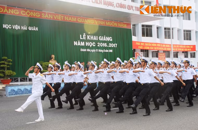 Khối học viên duyệt đội ngũ hoành tráng.