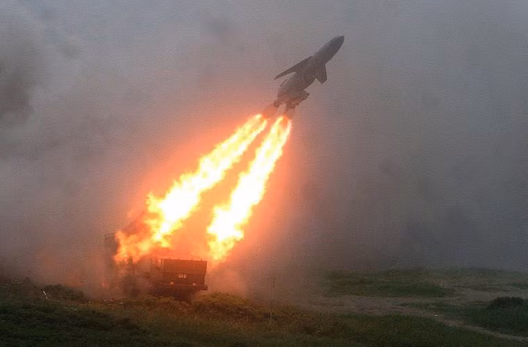  Tên lửa chống hạm P-35B là thành phần nằm trong hệ thống phòng thủ bờ biển cơ động 4K44B Redut mà Việt Nam có sở hữu. Đây từng là một trong những hệ thống tên lửa đất đối hải nguy hiểm nhất trên thế giới, do Liên Xô sản xuất, có thể hủy diệt cả hạm đội tàu sân bay hùng mạnh nhất.