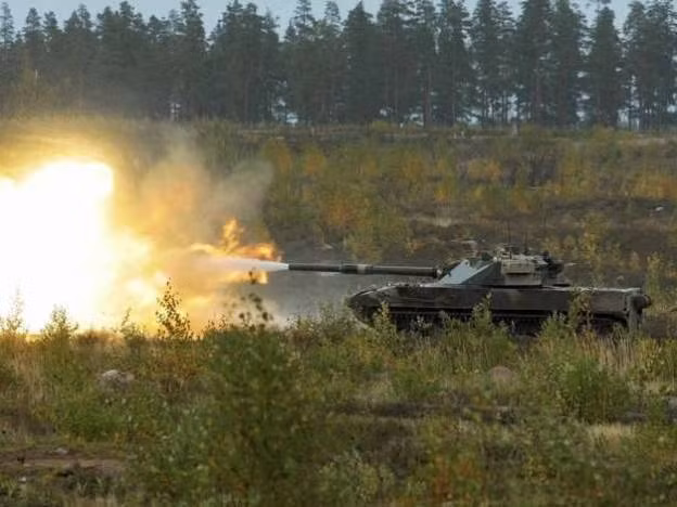 Pháo được trang bị hệ thống nạp đạn tự động cho tốc độ bắn khoảng 6-8 phát/phút. Cơ số đạn tổng hợp 40 viên gồm 22 viên trong bộ nạp tự động và 18 viên cất trong xe.