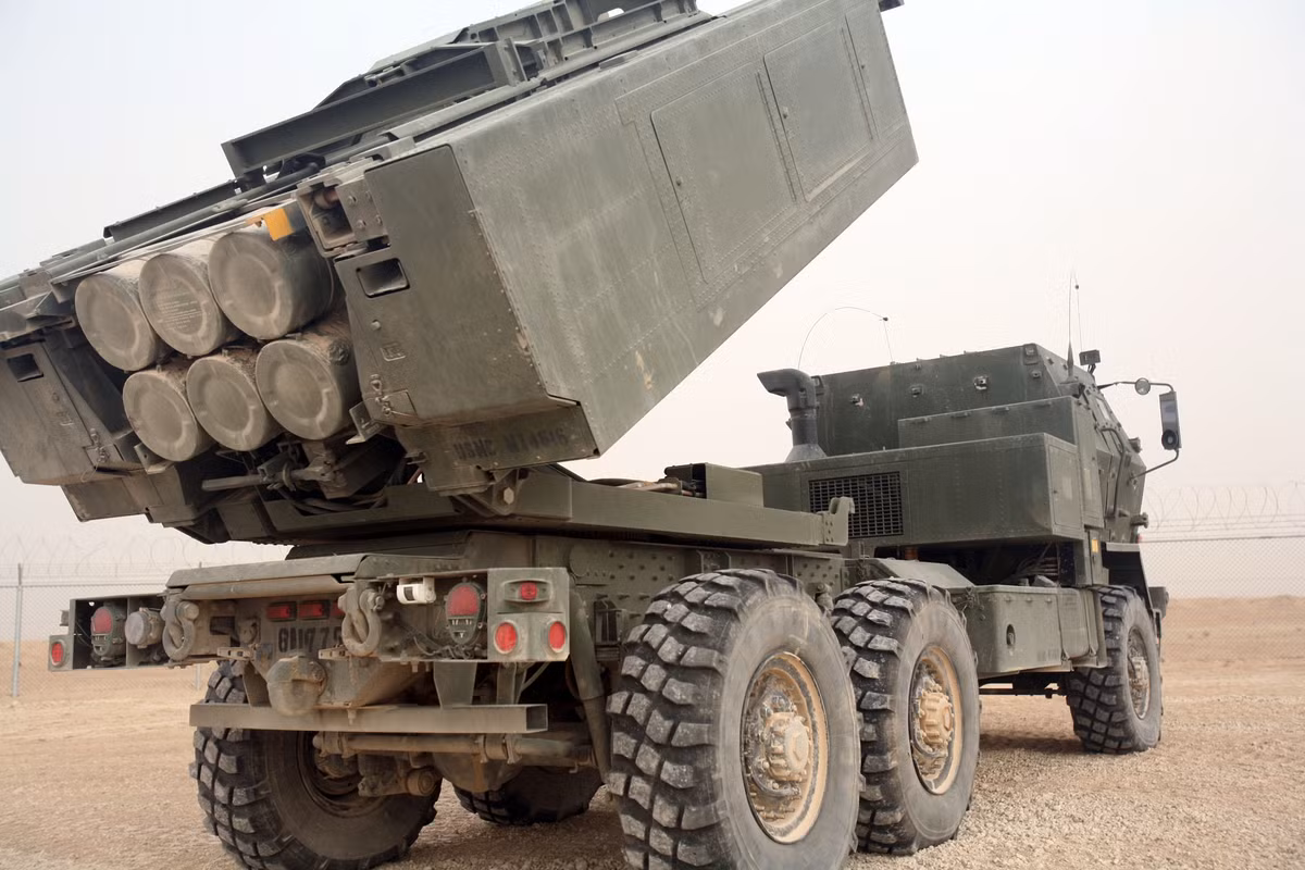 Mỗi khung bệ MTV HIMARS chỉ lắp được một module ống phóng rocket với 6 đạn rocket hoặc một đạn tên lửa đạn đạo MGM-140. Trong khi M270 có thể mang tới 2 module với 12 đạn rocket hoặc 2 đạn MGM-140.