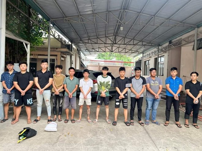  Bị đuổi đánh, 2 thiếu niên phóng xe gây tai nạn, 2 người tử vong: Ngày 6/4, Công an TP Dĩ An, tỉnh Bình Dương thông tin, vụ tai nạn khiến 5 người thương vong có dấu hiệu tội phạm Giết người, Gây rối trật tự công cộng xảy ra tại khu phố Đông B, phường Đông Hòa, thành phố Dĩ An, tỉnh Bình Dương vào ngày 2/4. Công an đã bắt giữ 12 đối tượng liên quan đến vụ việc và xác định: Đối tượng Trương Tấn Lộc (SN 2005, quê tỉnh An Giang) có mâu thuẫn cãi nhau với Trần Chính Minh (chưa rõ nhân thân lai lịch) nên cả hai cùng hẹn gặp nhau để nói chuyện giải quyết mâu thuẫn. 