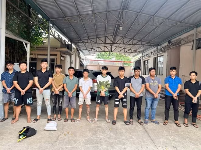  Bị đuổi đánh, 2 thiếu niên phóng xe gây tai nạn, 2 người tử vong: Ngày 6/4, Công an TP Dĩ An, tỉnh Bình Dương thông tin, vụ tai nạn khiến 5 người thương vong có dấu hiệu tội phạm Giết người, Gây rối trật tự công cộng xảy ra tại khu phố Đông B, phường Đông Hòa, thành phố Dĩ An, tỉnh Bình Dương vào ngày 2/4. Công an đã bắt giữ 12 đối tượng liên quan đến vụ việc và xác định: Đối tượng Trương Tấn Lộc (SN 2005, quê tỉnh An Giang) có mâu thuẫn cãi nhau với Trần Chính Minh (chưa rõ nhân thân lai lịch) nên cả hai cùng hẹn gặp nhau để nói chuyện giải quyết mâu thuẫn. 