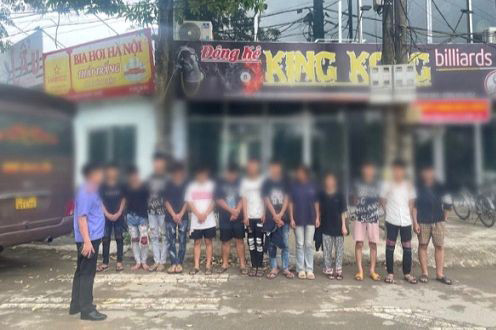  Bắt giữ nhóm đối tượng phóng xe lạng lách, đánh võng, gây tai nạn: Khoảng 22h ngày 23/6, Tổ công tác của Công an quận Hà Đông, TP Hà Nội phát hiện khoảng 20 đối tượng đi xe máy không biển kiểm soát, không đội mũ bảo hiểm, phóng nhanh, lạng lách, đánh võng, hò hét gây mất an ninh trật tự. Đến đoạn chân cầu vượt đường sắt thuộc phường Phú Lương, quận Hà Đông, nhóm thanh thiếu niên đã gây tai nạn cho một nam thanh niên, phải đi cấp cứu tại Bệnh viện Quân y 103. Ngay trong đêm 23/6, Công an quận Hà Đông đã bắt giữ 18 đối tượng, cùng trú ở huyện Ứng Hòa.