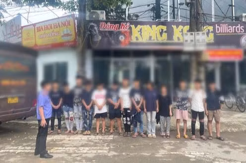  Bắt giữ nhóm đối tượng phóng xe lạng lách, đánh võng, gây tai nạn: Khoảng 22h ngày 23/6, Tổ công tác của Công an quận Hà Đông, TP Hà Nội phát hiện khoảng 20 đối tượng đi xe máy không biển kiểm soát, không đội mũ bảo hiểm, phóng nhanh, lạng lách, đánh võng, hò hét gây mất an ninh trật tự. Đến đoạn chân cầu vượt đường sắt thuộc phường Phú Lương, quận Hà Đông, nhóm thanh thiếu niên đã gây tai nạn cho một nam thanh niên, phải đi cấp cứu tại Bệnh viện Quân y 103. Ngay trong đêm 23/6, Công an quận Hà Đông đã bắt giữ 18 đối tượng, cùng trú ở huyện Ứng Hòa.