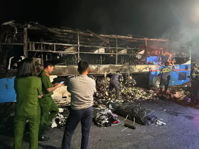 Xe khách giường nằm bốc cháy trơ khung ở Hà Nam Xe khach giuong nam boc chay tro khung o Ha Nam