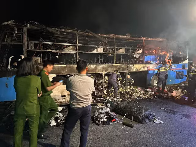 Xe khách giường nằm bốc cháy trơ khung ở Hà Nam Xe khach giuong nam boc chay tro khung o Ha Nam