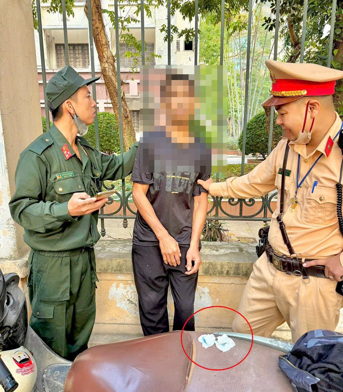 Khong doi mu bao hiem, nguoi dan ong bi phat hien co ma tuy