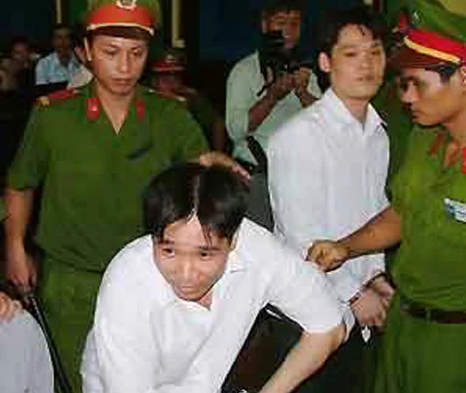 Hoạt động trong giới giang hồ, Bình “Kiểm” luôn thích… chơi súng, đạn. Và lần này, khi trở về chưa được bao lâu, Bình “Kiểm” lại bị bắt giữ vì liên quan đến súng.