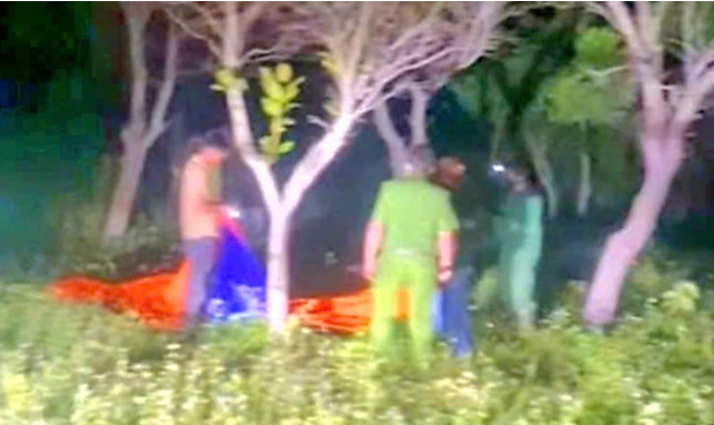 Trước đó, vào khoảng 17h30 ngày 26/9/2024, người dân phát hiện một thi thể nữ tại khu vực rẫy trồng điều của bà L.T.V. (thuộc Thôn 6, xã Ia Le) đang trong quá trình phân hủy bị chôn vùi sơ sài dưới đất, lộ ra một số bộ phận trên cơ thể. Qua khám nghiệm tử thi, cơ quan điều tra xác định thi thể trên là bà L.T.V., nguyên nhân ban đầu xác định nạn nhân bị chấn thương sọ não do tác động ngoại lực. (Cơ quan chức năng khám nghiệm hiện trường)