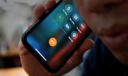 Làm việc với cơ quan điều tra dưới sự giám hộ của mẹ, L. kể, hơn một tuần trước khi vụ việc được phát hiện, trong lúc chăn bò qua khu vườn của bà V., cháu L. đã trông thấy Tiến cầm cuốc đào đất, vun thành đống (trùng khớp với vị trí phát hiện thi thể). Tuy nhiên, khi cậu bé đến gần thì bị Tiến đuổi đi, sau đó hỏi số điện thoại người mua bò. (Ảnh minh họa, nguồn internet)