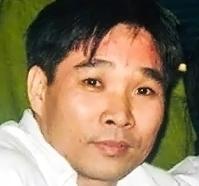 Đáng chú ý, Bình "Kiểm” từng gây hấn với nhiều người thuộc dân anh chị ở TP HCM, trong đó có lần thách thức, tranh giành sòng bài với ông trùm Năm Cam. Tháng 4/2024, sau khi Bình "Kiểm" ra tù, trinh sát Phòng Trọng án, Cục Cảnh sát hình sự đã chủ động nắm, thu thập thông tin, dựng mối quan hệ của Bình "Kiểm" và phát hiện Bình có biểu hiện rủ rê, lôi kéo, tu tập đàn em, móc nối với các bạn tù và đối tượng hình sự để hình thành băng nhóm phạm tội có tổ chức, xuyên quốc gia hoạt động mua bán, tàng trữ vũ khí quân dụng. 