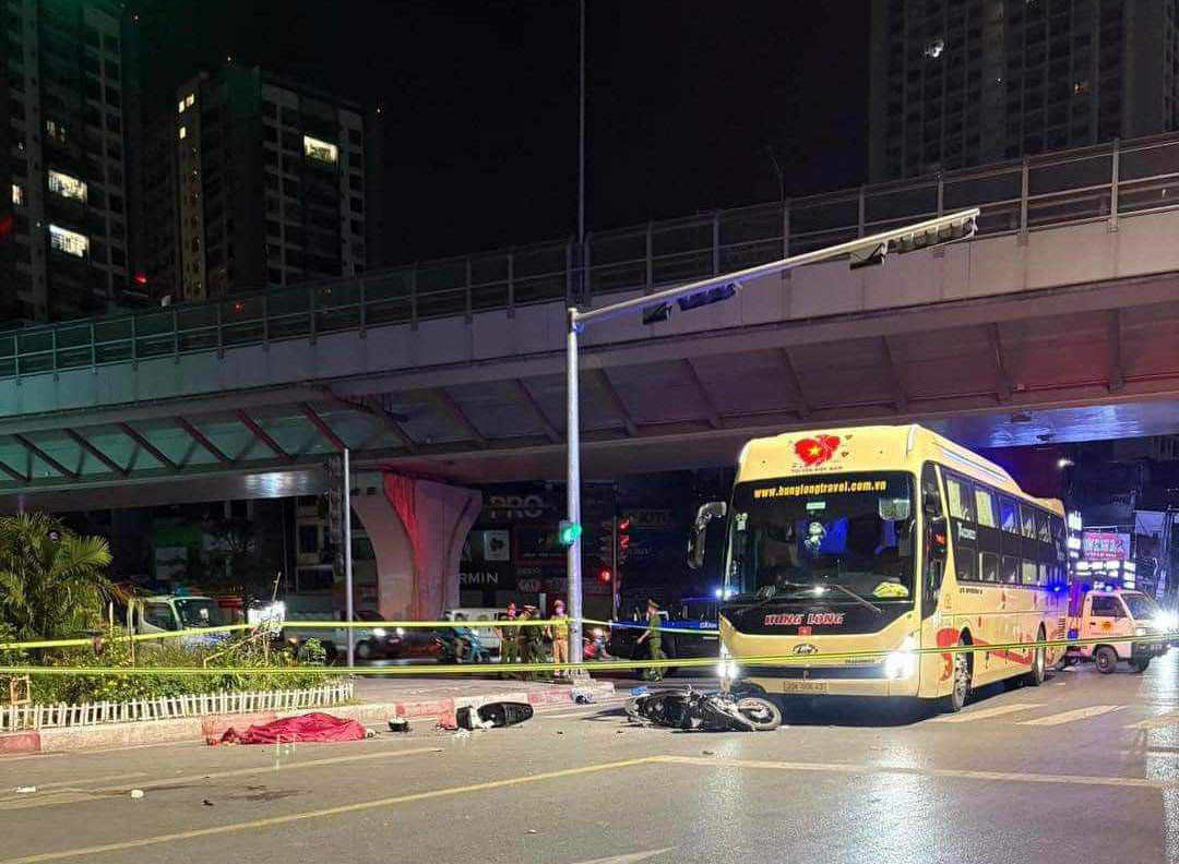 Hà Nội: Xe máy va chạm ô tô, cô gái tử vong tại chỗ Ha Noi: Xe may va cham o to, co gai tu vong tai cho