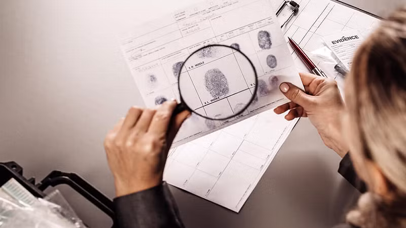 Thời điểm khám nghiệm, trời mưa khá to nên hầu như các dấu vết sinh học đều không còn nguyên vẹn. Trên thi thể nạn nhân chẳng có bất cứ loại giấy tờ nào. Những dấu vết còn sót lại cho thấy, nạn nhân đã bị sát hại một cách dã man, bất ngờ. Ban đầu, các điều tra viên nhận định chỉ có 2 nguyên nhân, một là mâu thuẫn tình ái, hai là mâu thuẫn cá nhân, công việc, tiền bạc. Dẫu vậy, những giả thuyết này có vẻ chưa được thuyết phục cho lắm. (Ảnh minh họa, nguồn internet)