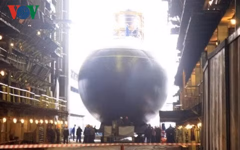 Ngày 20/1, tàu vận tải hạng nặng Rolldock Storm, của Hà Lan chở chiếc tàu ngầm Kilo cuối cùng trong loạt 6 chiếc tàu mà nước ta đặt mua đã về đến vịnh Cam Ranh, tỉnh Khánh Hòa an toàn, kết thúc chuyến hải trình kéo dài hơn 40 ngày, xuất phát từ nước Nga. Trong ảnh, tàu ngầm số 6 mang tên HQ-187 Bà Rịa-Vũng Tàu.