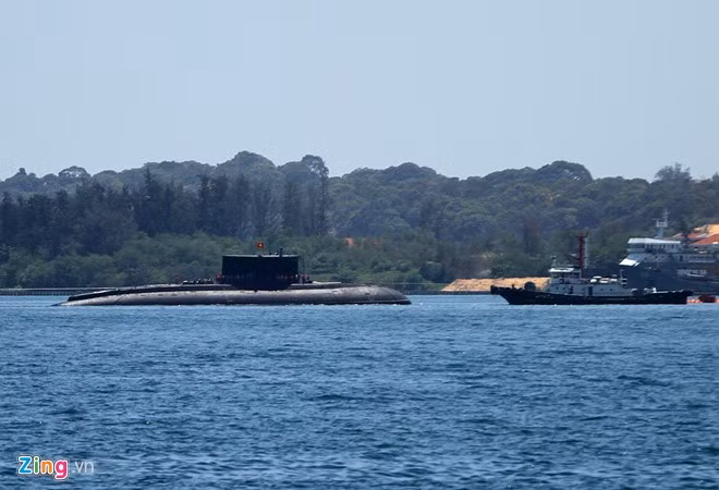Tàu ngầm Kilo 185 - Khánh Hòa giương cờ Tổ quốc khi tiến vào khu vực neo đậu cùng 3 tầu ngầm tại đây. Tàu ngầm kilo 185 - Khánh Hòa được tàu Rolldock Storm chở từ Nga về Cam Ranh ngày 30/6. Đây là chiếc tàu ngầm lớp kilo thứ 4 trong số 6 tàu ngầm cùng loại mà Việt Nam đặt hàng Nga sản xuất. (Ảnh: Zing)