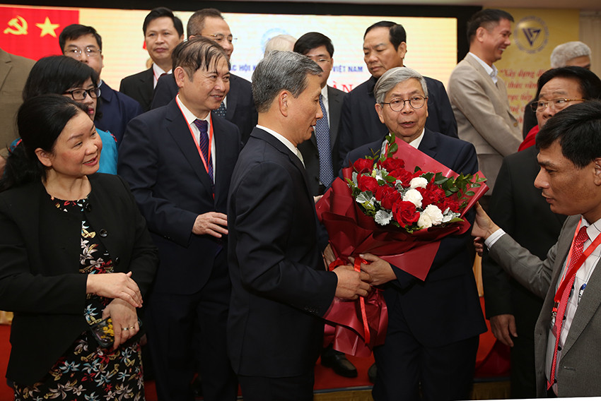 Chủ tịch Đặng Vũ Minh nhận hoa chúc mừng của các đại biểu tham dự Đại hội.