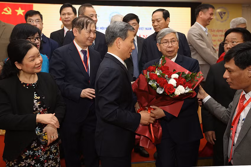 Chủ tịch Đặng Vũ Minh nhận hoa chúc mừng của các đại biểu tham dự Đại hội.