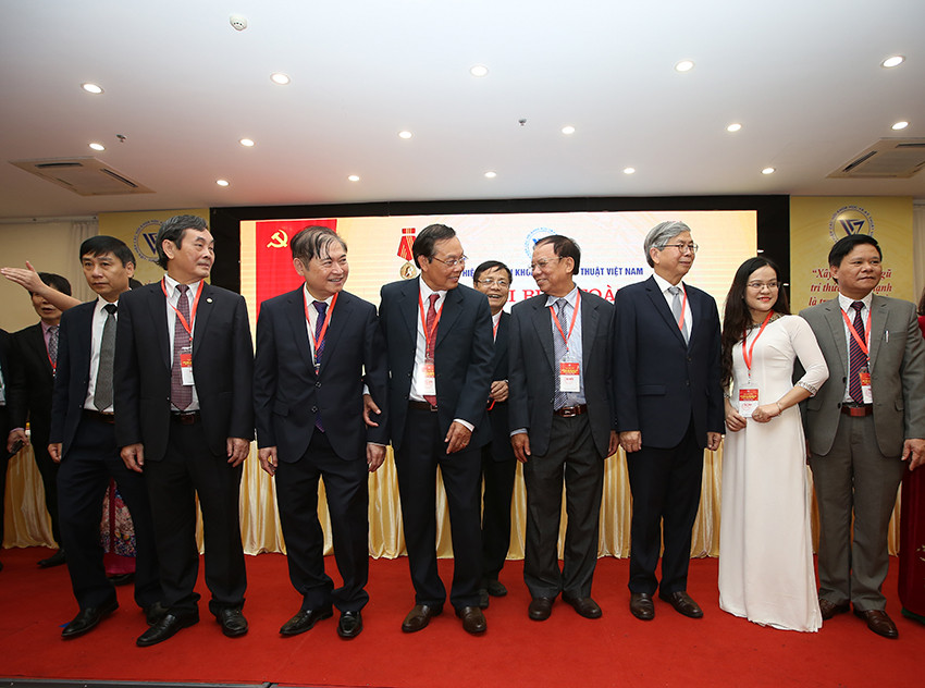 Các đại biểu tham dự tới chúc mừng cùng tân Chủ tịch Phan Xuân Dũng.