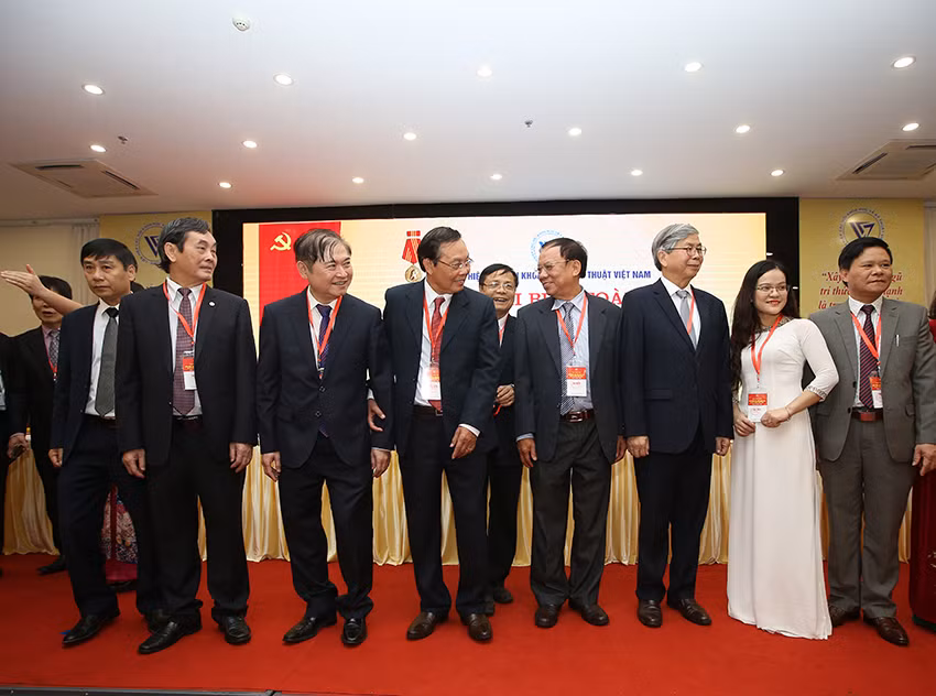 Các đại biểu tham dự tới chúc mừng cùng tân Chủ tịch Phan Xuân Dũng.