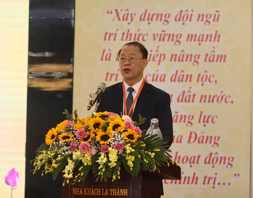 Phó Chủ tịch kiêm Tổng Thư ký Liên hiệp các Hội KH&amp;KT Việt Nam Phạm Văn Tân trình bày báo cáo chính trị của Hội đồng Trung ương khóa VII trình Đại hội VIII.