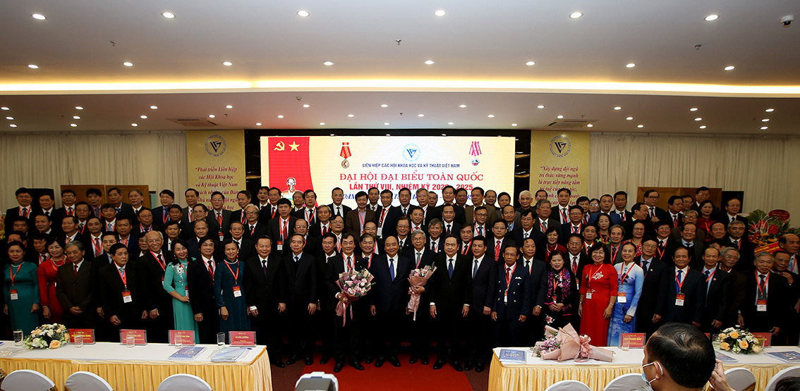 Thủ tướng Nguyễn Xuân Phúc và các đại biểu chụp ảnh cùng Đoàn Chủ tịch, Ủy ban Kiểm tra và Thường trực Đoàn Chủ tịch khóa VIII.