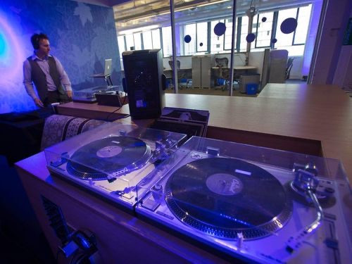 Câu hỏi tuyển dụng kỹ sư cơ học: Nếu bạn đặt một cốc nước lên máy phát nhạc và bắt đầu tăng tốc độ phát, điều gì sẽ xảy ra trước? Chiếc cốc bị trượt ra hay nước trong cốc sẽ bắn ra ngoài?