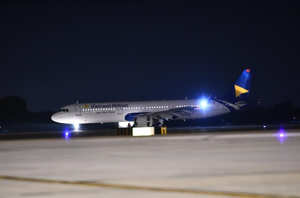 Phần đuôi máy bay tiên tiến được làm bằng sợi carbon tổng hợp, cực nhẹ nhưng rất vững chắc, giúp máy bay vận hành nhẹ nhàng và ổn định hơn.