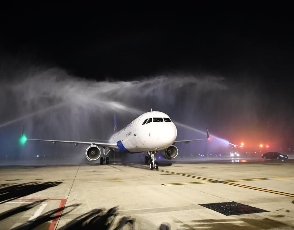 Đây cũng là mẫu máy bay được Airbus cài đặt hệ thống máy vi tính và các thiết bị liên lạc thế hệ mới; cho phép truyền tải tức thời các dữ liệu, cung cấp đầy đủ tình trạng tổng thể và từng bộ phận của phi cơ, góp phần ngăn chặn từ xa những sự cố có thể gây nguy hiểm.