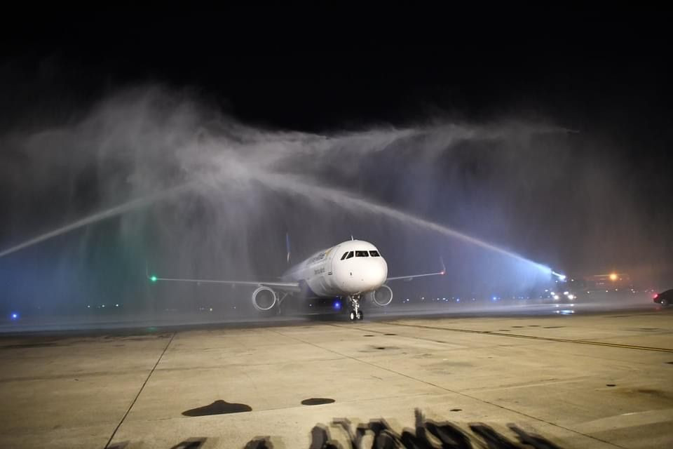 Máy bay có sức chứa lên đến 220 ghế cùng thiết kế cabin cung cấp chỗ ngồi rộng rãi, đảm bảo sự thoải mái cho hành khách. Airbus A321CEO sở hữu lối đi rộng giúp việc di chuyển lên máy bay và trong cabin dễ dàng hơn