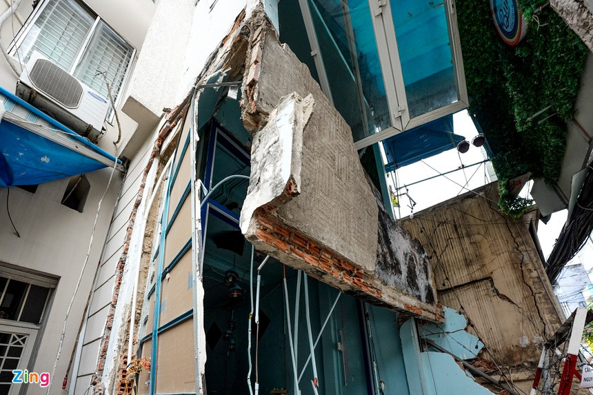 Nhiều mảng tường còn lại trong căn nhà xảy ra vụ nổ có thể đổ sập bất cứ lúc nào.