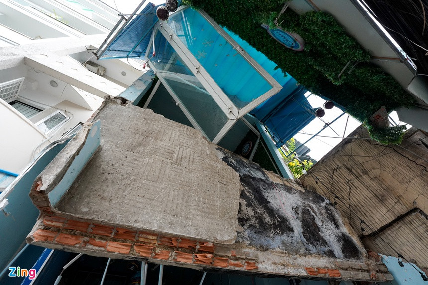 Bên cạnh đó, người phụ nữ tên H. ở căn nhà kế bên cũng cho biết sáng cùng ngày bà đang nấu ăn trong bếp thì bất ngờ cả căn nhà rung lên bần bật sau tiếng nổ. 