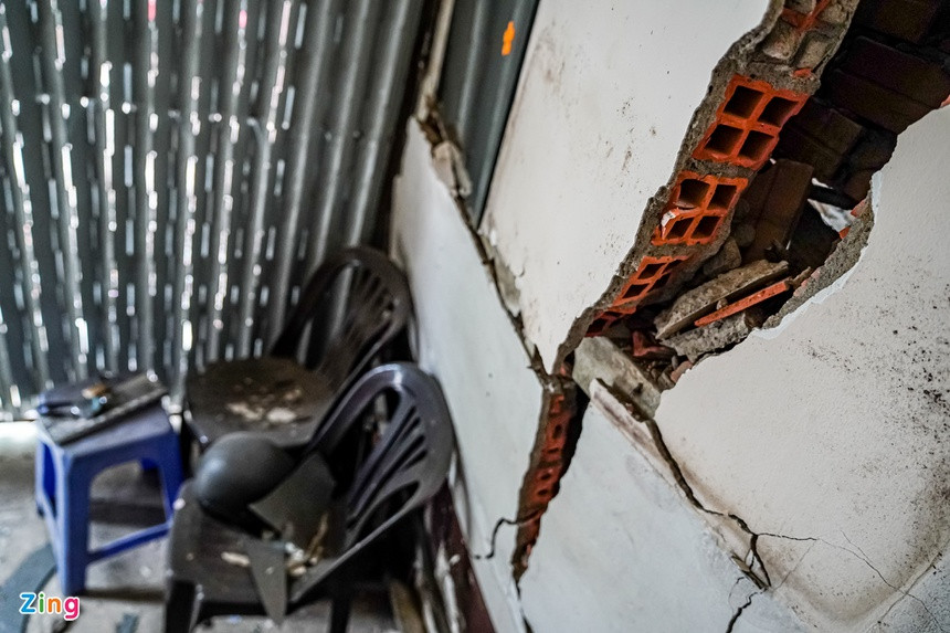 Vụ nổ còn khiến 2 căn nhà bên cạnh hư hỏng nặng. Nhiều mảng tường đổ sập, cửa kính vỡ tung, đồ dùng sinh hoạt hư hỏng.