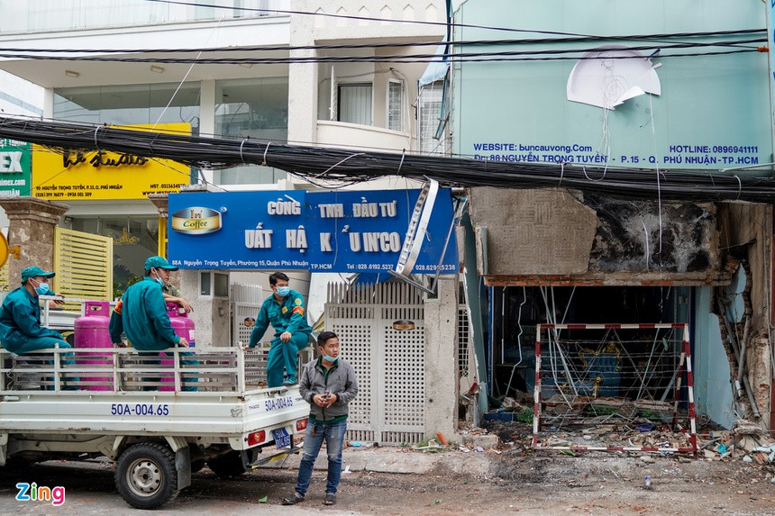 Chiều 22/12, lực lượng chức năng quận Phú Nhuận (TP.HCM) đang tiếp tục điều tra vụ nổ xảy ra tại căn nhà số 88A Nguyễn Trọng Tuyển. Nguyên nhân ban đầu được công an xác định là nổ khí gas.