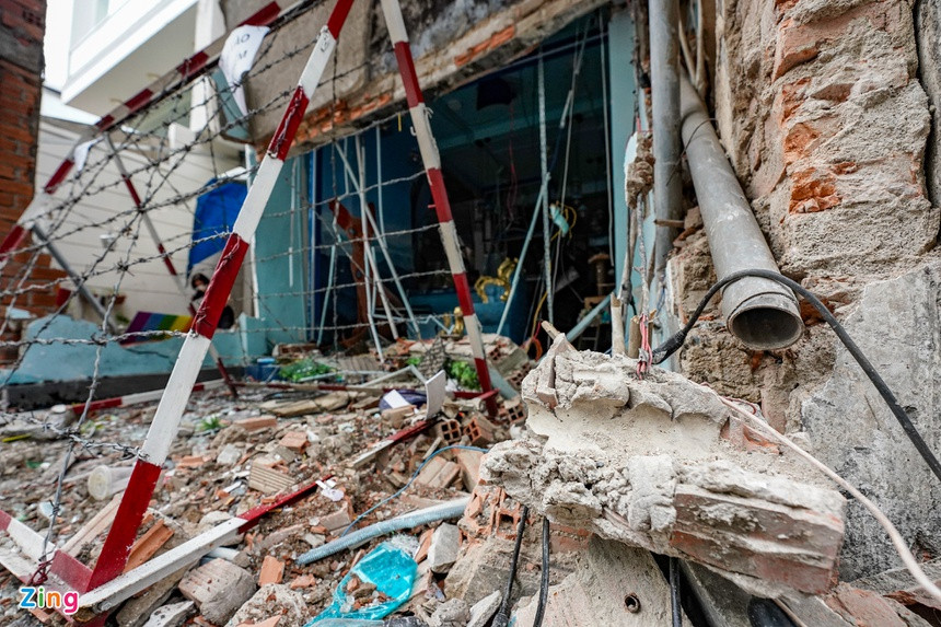 "Tôi ra trước nhà thấy bụi mù mịt, có một vài đám cháy nhỏ nhưng vụt tắt sau đó. Con tôi ngủ trên lầu nên không sao. Toàn bộ cửa kính trước nhà tôi bị vỡ nát. Chiếc ôtô đậu dưới tầng hầm cũng hư hỏng nhẹ", bà H. nói.