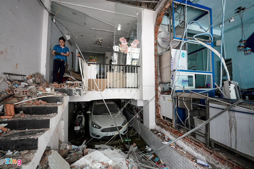 "Tôi nghe tiếng nổ lớn rung chuyển cả khu vực. Mở cửa ra ngoài, tôi thấy không có ai, bụi bay mù mịt. Cánh cửa căn nhà đối diện bay vào trong một đoạn. Cũng may thời điểm xảy ra nổ không có người di chuyển qua khu vực nếu không thì hậu quả rất nghiêm trọng", ông Sách (50 tuổi), ngụ tại khu vực, kể.