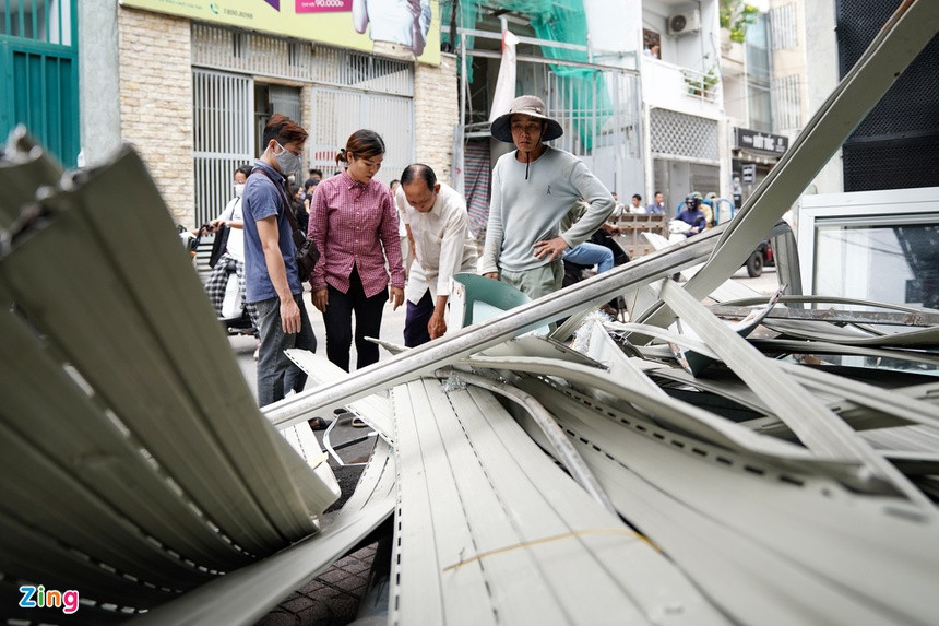 Ra ngoài kiểm tra, họ thấy phần phía trước căn nhà số 88A Nguyễn Trọng Tuyển đổ sập. Cửa và mảnh tường văng tung tóe ra đường. Đây là quán bán bún. Thời điểm nổ không có người bên trong. 