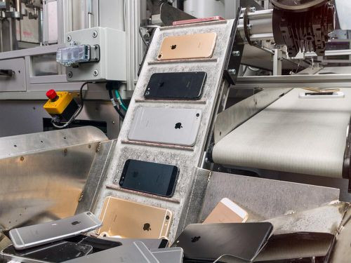 Apple pha huy iphone cu bang loai robot gi?