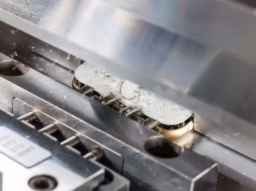 Apple pha huy iphone cu bang loai robot gi?-Hinh-3