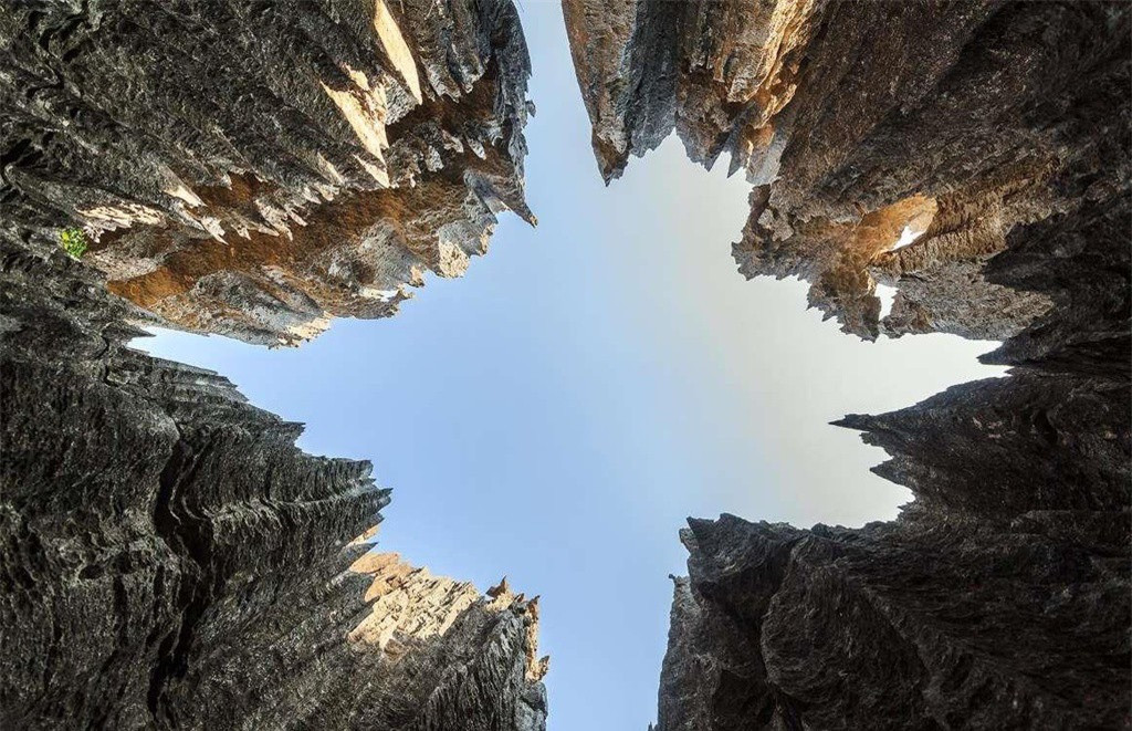 Bạn không dễ dàng tới đây bởi địa hình kỳ lạ không có đường đi của công viên. Những núi đá hùng vĩ niên đại 200 triệu năm, rừng, hồ, đầm lầy ngập mặn... tạo môi trường sống lý tưởng cho nhiều loài động vật hoang dã.