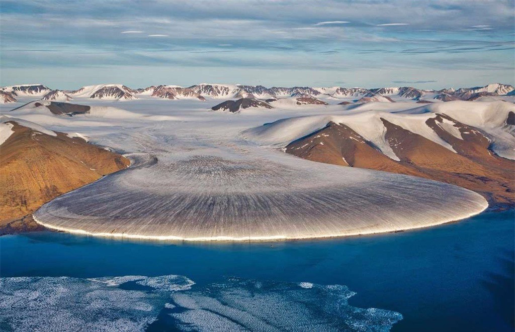 4. Greenland: Greenland là một trong những quốc gia ít được ghé thăm nhất ở châu Âu. 100.000 du khách tới Greenland trong năm 2018, ít hơn rất nhiều so với 2 triệu du khách đến Iceland cạnh đó. Điều đó nghĩa là phần lớn cảnh quan hùng vĩ của núi non và các sông băng tuyệt đẹp tại đây sẽ không có người chiêm ngưỡng.