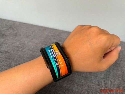 Cảm giác đeo khá thoải mái vì khối lượng không quá nặng, dây silicon mềm mại nhưng để so sánh với đồng hồ thông thường chắc chắn không sướng bằng.