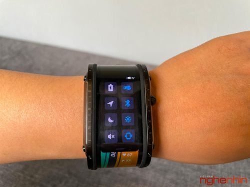 Nubia Watch sở hữu màn hình AMOLED uốn dẻo 4.01 inch, độ phân giải 960 x 192, có thể quấn quanh cổ tay. Thiết bị có khung được làm từ gốm, nút nguồn ở cạnh bên được làm bằng hợp kim nhôm dựa trên quy trình phun nano.