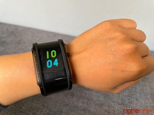 Màn hình cong này có thể tạo ra hiệu ứng động biến đồng hồ trở thành món đồ thời trang công nghệ cao.